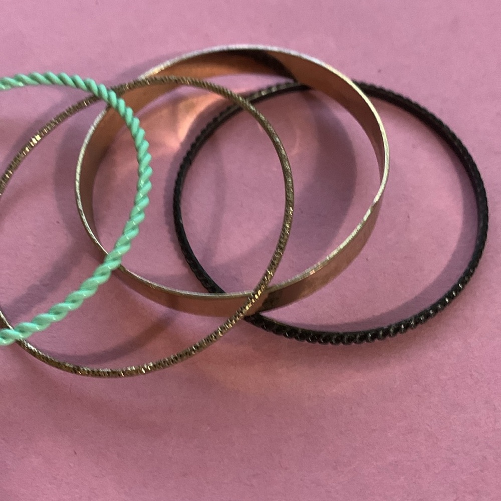 Four bracelets - Picture 5 of 6